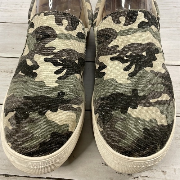 Steve Madden Camo Gills-C Slip-on Sneaker - Picture 9 of 12
